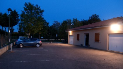 Le parking de la résidence hôtelière, la nuit