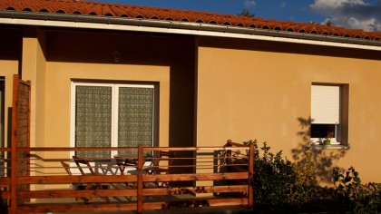 Un appartement et sa terrasse, vue de l'extérieur